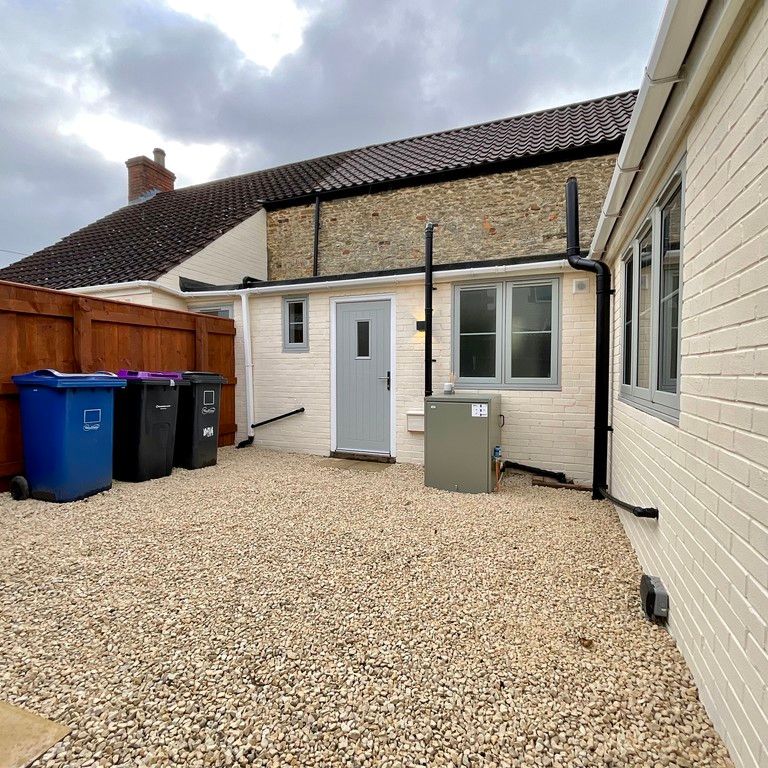 2 bedroom Cottage to let - Photo 1