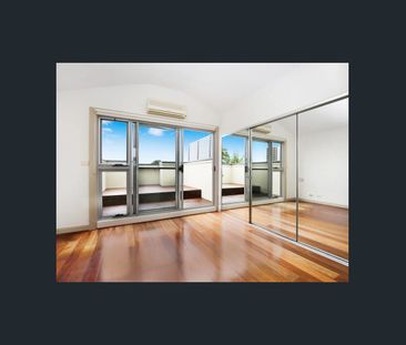 Private three bedroom townhome - Photo 1