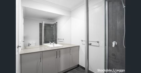 Live Where Lifestyle Meets Luxury in Grand View Estate! - Photo 4