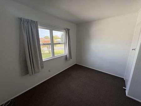 Like-New Stoke Stunner – Don’t Miss Out! - Photo 3
