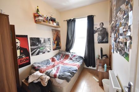 3 Bed - Biddlestone Road, Heaton - Photo 3