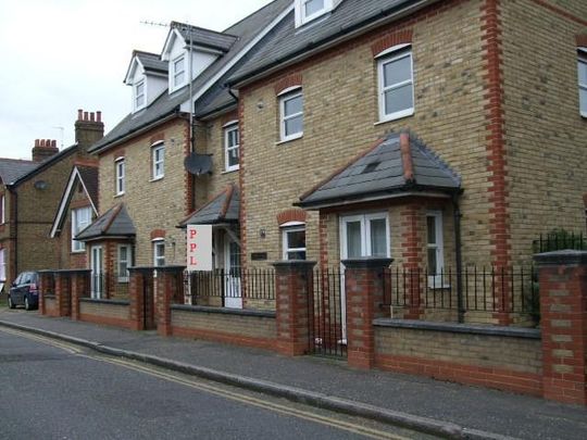 2 bedroom ground floor flat to rent - Photo 1