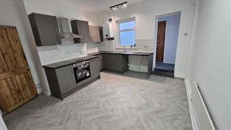 3 bedroom terraced house to rent - Photo 3