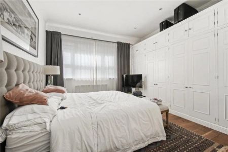 3 bedroom house in London - Photo 2