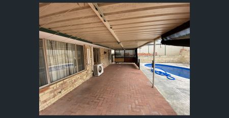 QUAINT HOME WIITH POOL - AIR CONDITIONING - OPPOSITE PARK - Photo 4