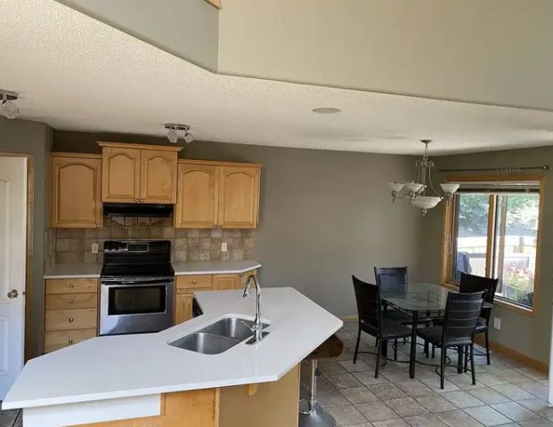 Very convenient location ! 30 seconds walk to bus station! | Calgary - Photo 1