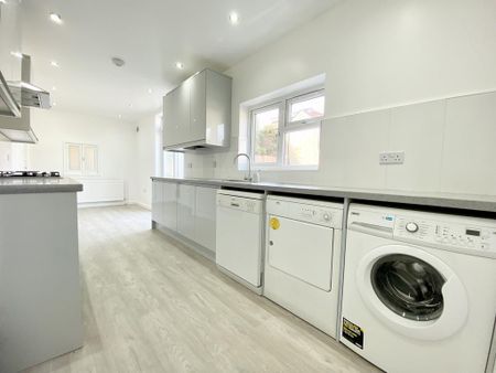 4 bedroom end of terrace house to rent - Photo 2