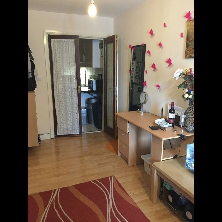 4 Bed Terraced House, Atkinson Road, E16 - Photo 1