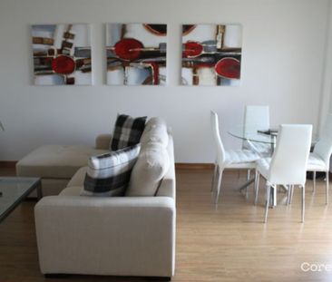 Fully Furnished Top-Floor Apartment in Prime Location - Photo 4