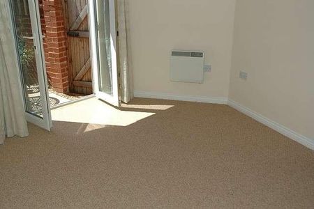 Bedroom Ground Floor Apartment In Farncombe, GU7 - Photo 4