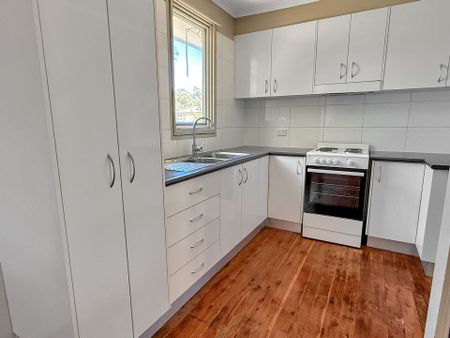 Three-Bedroom Home Close to Schools and Local Shops - Photo 3