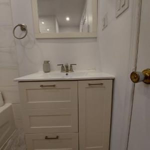 🏡 Grand 4 ½ à louer – Longueuil Magnifique et spacieux 4 ½ situé au 1er étage d’un triplex - Photo 2