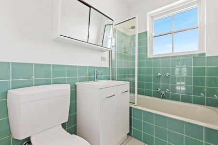 Charming Top Floor Retreat in a Prime Lifestyle Location - Photo 2