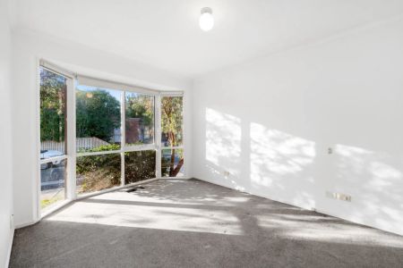 Newly Re-Carpeted 2 Bedroom, 2 Living, With Secure Double Garage Townhouse - Photo 2