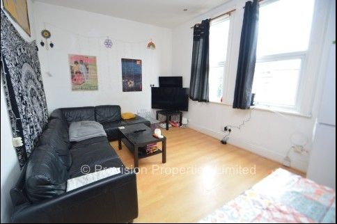 6 Bedroom Student Accommodation Leeds - Photo 1