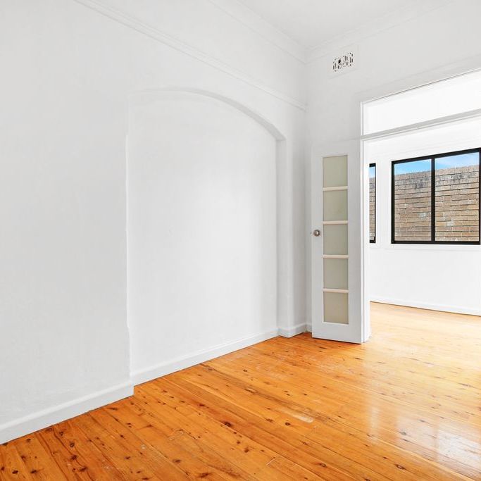 Stylish Ground-Floor Apartment in the Heart of Marrickville - Photo 1