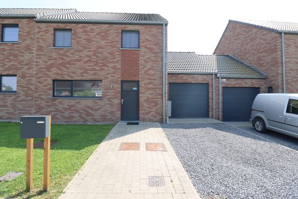 Nieuw huis met terras en omheinde tuin, gelegen in het hart van het dorp Frasne - Foto 1