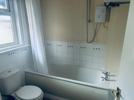 2 bedroom ground floor flat to rent - Photo 3