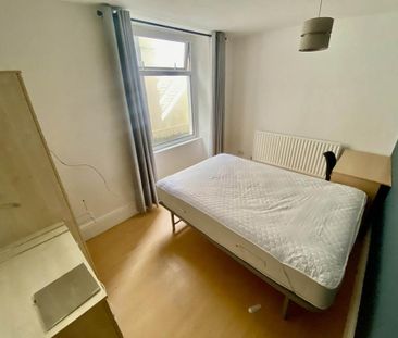 3 bedroom flat to rent - Photo 2