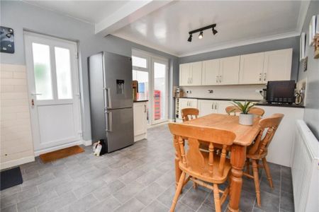 3 bedroom Property to rent - Photo 3