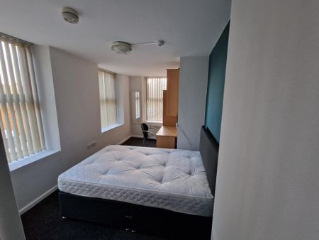 1 bedroom in a flat share to rent - Photo 3