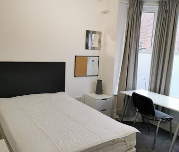 1 bedroom in a house share to rent - Photo 4