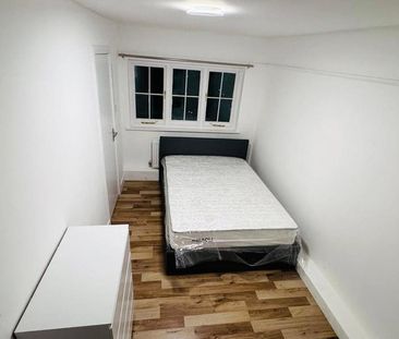 8 bedroom semi-detached house to rent - Photo 2