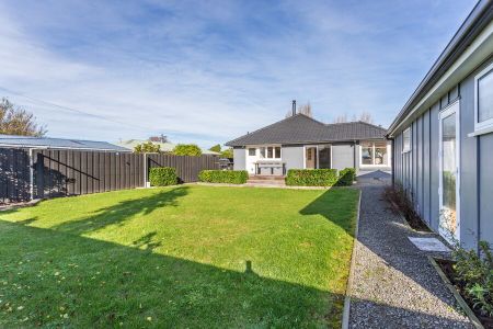 Lovely pet friendly stand alone home! - Photo 4