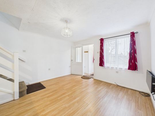 Shellfield Close, Staines-upon-Thames, Surrey,TW19 - Photo 1