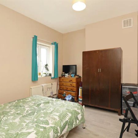 2 bedroom flat in Colliers Wood - Photo 3