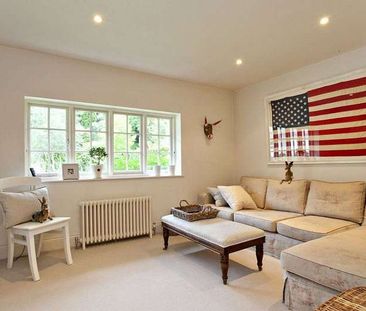 A beautifully presented thatched cottage finished to an exceptional... - Photo 4