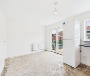 4 bedroom semi-detached house to rent - Photo 3