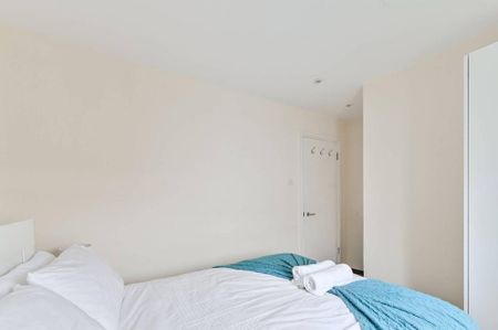 3 bedroom flat to rent - Photo 4