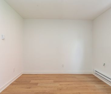 365 Eglinton Avenue East - Photo 3