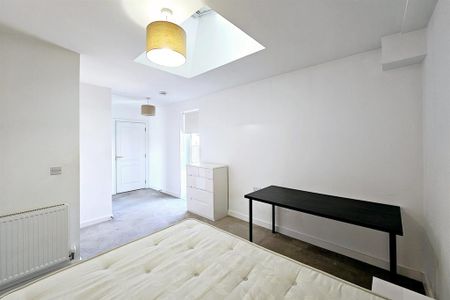 1 bedroom in a flat share to rent - Photo 3