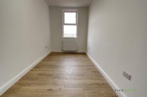 2 BEDROOM Flat - First Floor - Photo 2