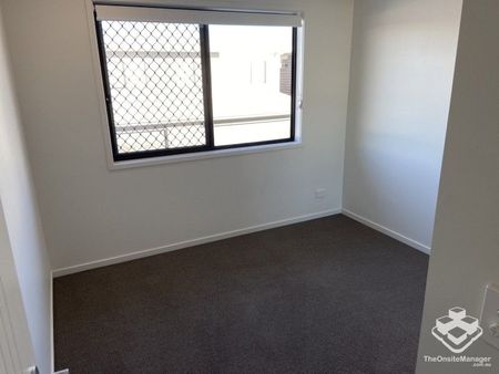 3 BEDROOM TOWNHOUSE - Double Garage, Air Cons, Pets Welcome - Photo 4