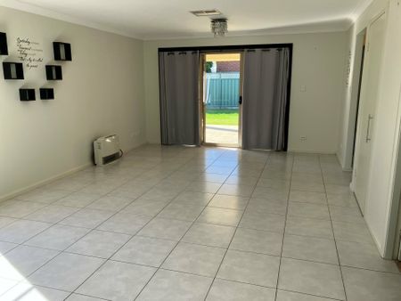 Spacious Family Home in Dubbo – Ideal Location - Photo 4