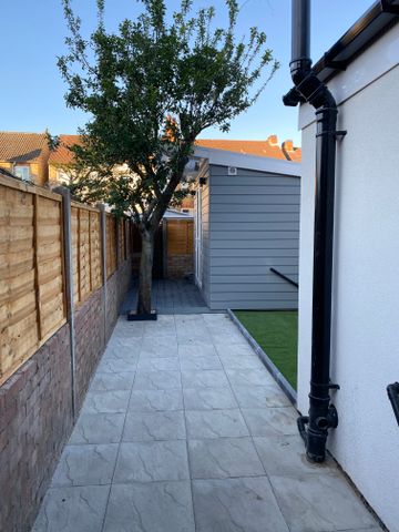 Stunning 2 Bedroom flat available all bills included – Coventry Road - Photo 4