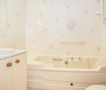 1 bedroom retirement property to rent - Photo 3