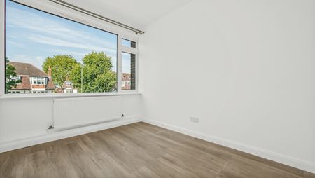 3 Bed Flat, Park Farm Close, N2 - Photo 2