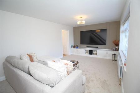 3 bedroom detached house to rent - Photo 3
