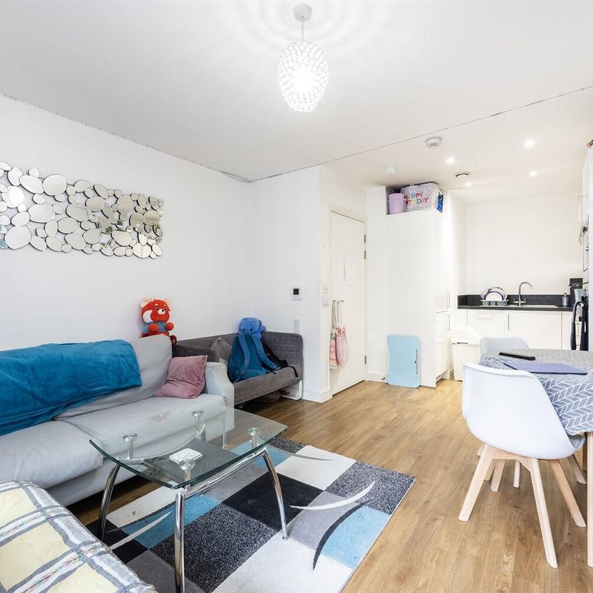 Flat to Rent: Kingfisher Heights, E16 - Photo 1