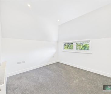 Old Hollow, Worth, Crawley - Photo 2