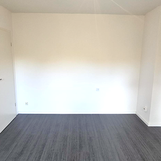 Toll geschnittene 2-Zimmer-Wohnung mit Balkon im EG! - Photo 1