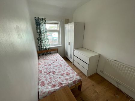 Room in a Shared House, Barclay Road, E13 - Photo 3