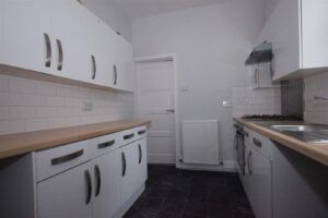 3 BEDROOM House - Terraced - Photo 2