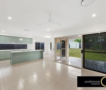 Brand New Family Home with a huge floorplan of 246m2! Only 1.5Km to... - Photo 2