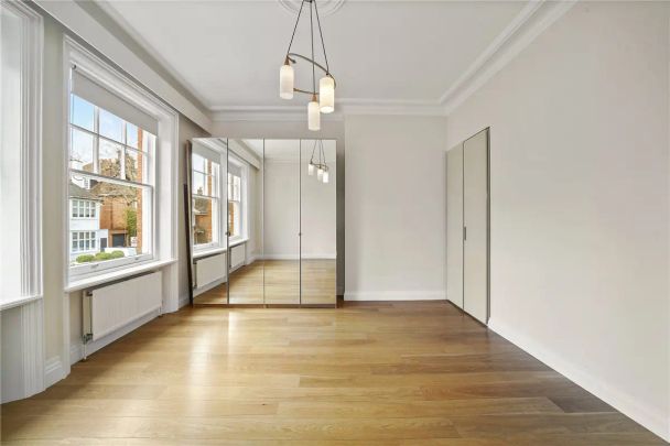 3 bedroom flat in Hampstead - Photo 1