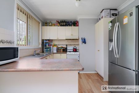 Charming Two Bedroom Townhouse - Photo 4
